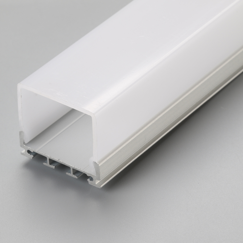 LED-alumiiniprofiili, jossa on PC-kannen päätykannet ja LED-nauhan kiinnitysklipit