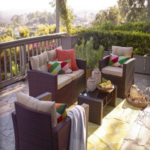 Rottinki 4kpl ulkokynttiläpuhelinsetti, jossa on patio sääkestävät tyynyt ja karkaistu lasi pöytäpöytä （tumma ruskea