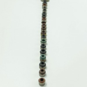 Raskaiden kuorma-autojen imuventtiilin varren öljytiiviste moottorille