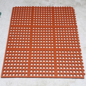 Korkealaatuinen puristuskestävä SBR-kumirengaspatja kuminen lattiamatto ruohojen suojaamiseen