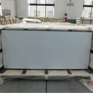 Hopea peili, jossa on turvallisuuskalvo