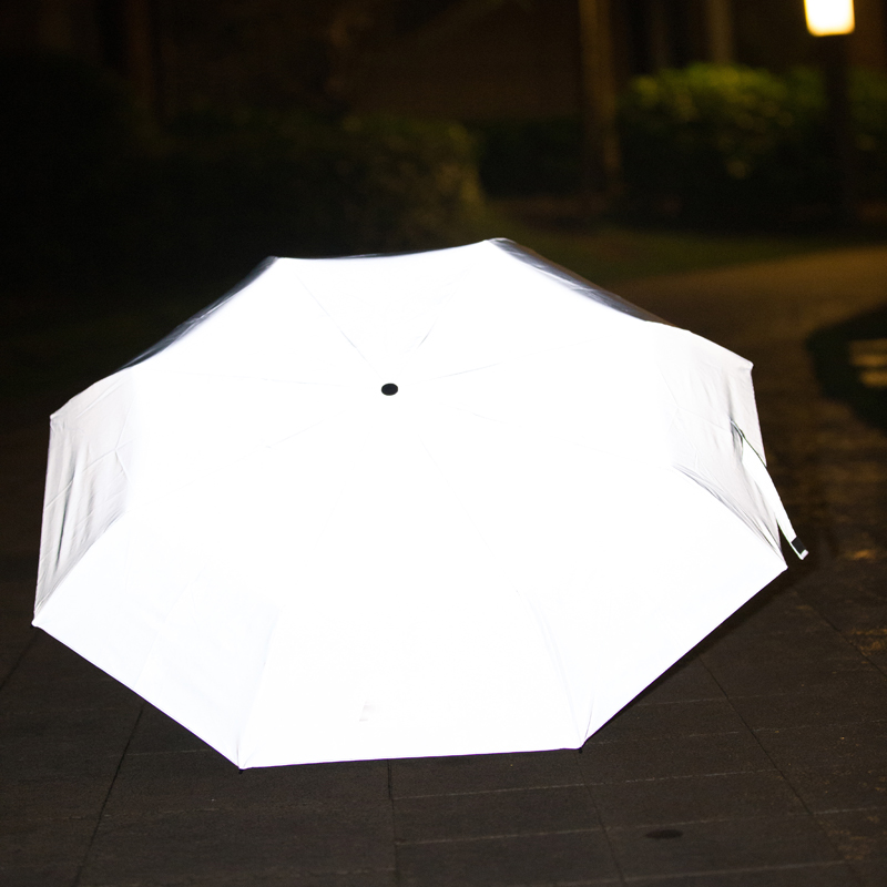 Kevyt turvallisuusheijastava sateenvarjo yöllä