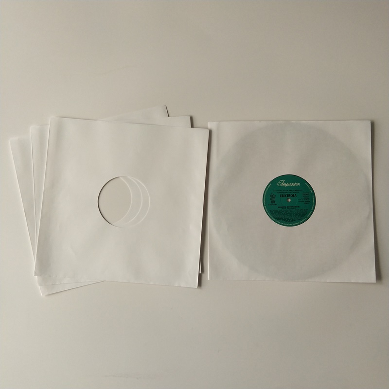 12 LP: n valkoista Kraft Paper Record Album -hihaa, joissa keskireikä