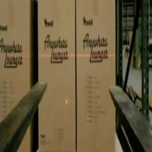 Haarukkatrukin laserohjainjärjestelmä tavaroiden käsittelyä varten