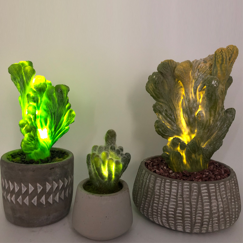 LED-keinotekoinen kaktus koristeellisessa lasiruukussa, mehikasvi sisustus