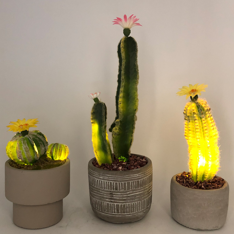 LED-keinotekoinen kaktus koristeellisessa lasiruukussa, mehikasvi sisustus