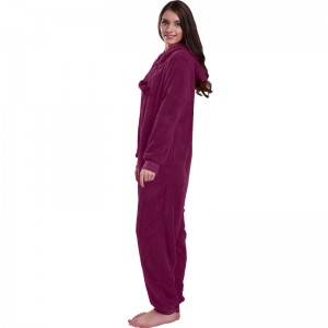 Naisten Punainen Onsie-pyjama, joka on koottu eläinten korvilla