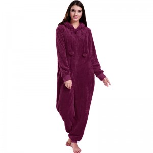 Naisten Punainen Onsie-pyjama, joka on koottu eläinten korvilla