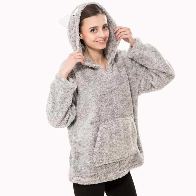 Naiset nappaavat fleece-kationista eläinhupparia