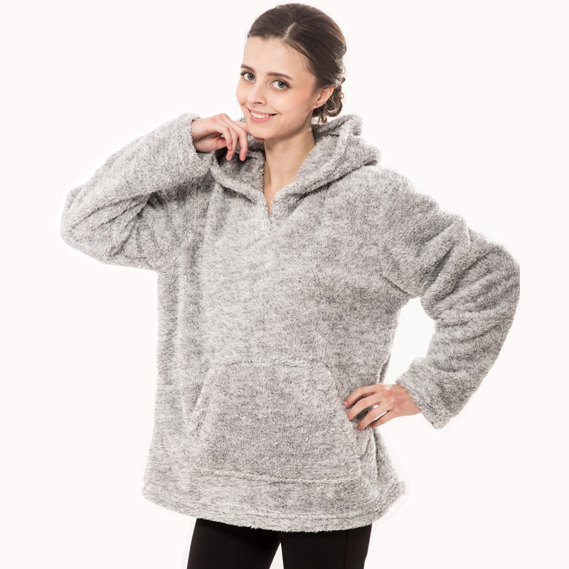 Naiset nappaavat fleece-kationista eläinhupparia