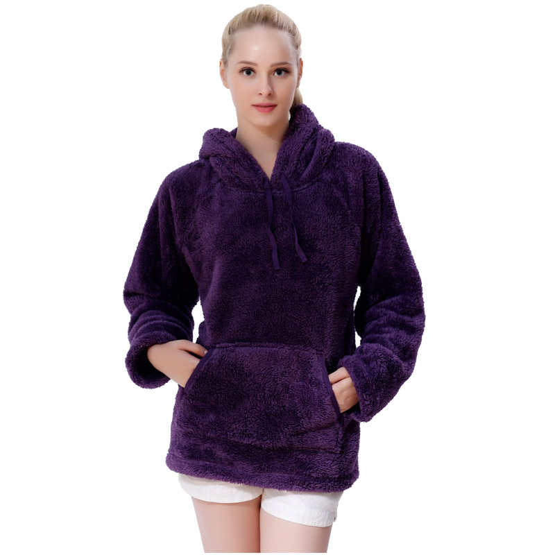 Naiset nauravat fleece violetti hupullinen tasku pusero