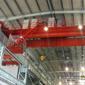 Eristävä ylänosturi