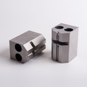 mittatilaustyönä valmistettujen teräksisten kylmätakojen kiinnitysruuvien päämuotti