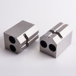 mittatilaustyönä valmistettujen teräksisten kylmätakojen kiinnitysruuvien päämuotti