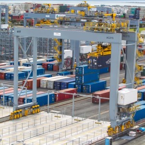 Kiskoon asennettava konttitrukki (RMG-nosturi)