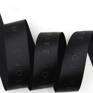 räätälöity värikäs logotulostus kohokuviointifoliopainattu musta satiininauha