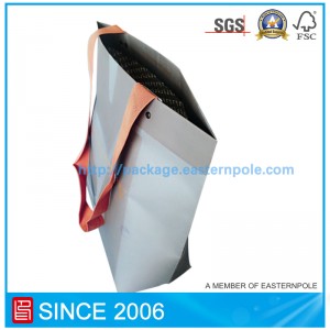 Huippuluokan tuotemerkin vaatekauppa, jossa on yksilöllinen muotoilu