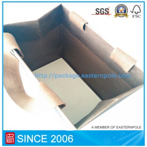 Ylellinen ostoskassi liimatulla kahvalla