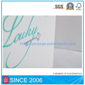 Kierrätysmateriaalin paperipussi vaatteille