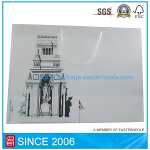 Valkoinen kraft-paperipussi vaatteille