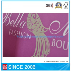 Purppura paperipussi, jossa on solmittu kahva