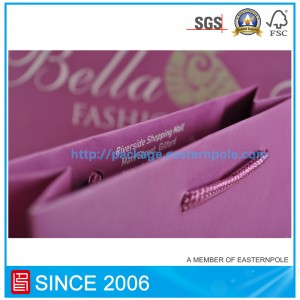 Purppura paperipussi, jossa on solmittu kahva