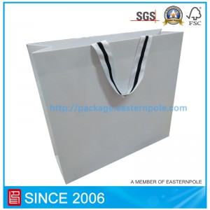 Ylellinen valkoinen paperipussi vaatteille, joissa on käänteinen pohja