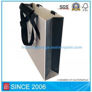 Tyylikäs lahjapaperipussi, jossa on yksilöllinen muotoilu