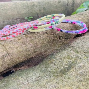 Söpöt kukkanahkaiset datakaapelit