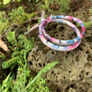 Söpöt kukkanahkaiset datakaapelit