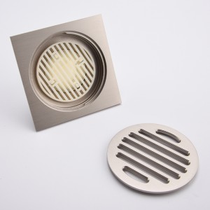 Kylpyhuoneessa moderni suihku lattiakaivo ansa suodatin