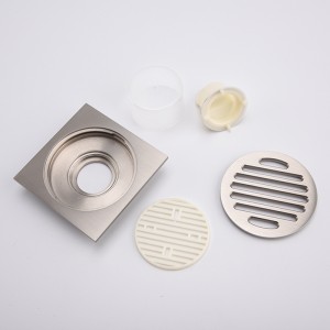 Kylpyhuoneessa moderni suihku lattiakaivo ansa suodatin