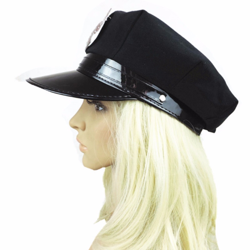 Valmistajat myyvät mustia kahdeksankulmaisia ​​korkkeja, hattuja merkillä, poliisimerkkejä, mittatilaustyönä tehtyjä Halloween-juhlapelejä