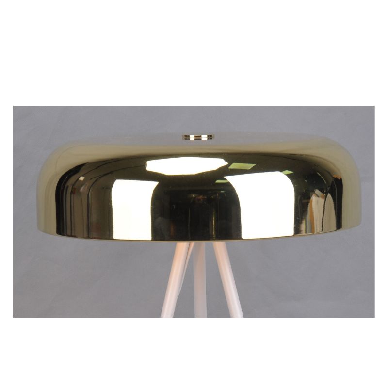 Jalusta pöytälamppu metallisella varjolla