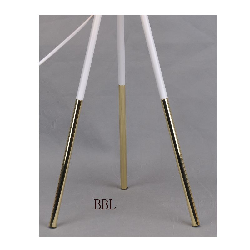 Jalusta pöytälamppu metallisella varjolla