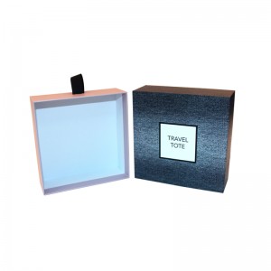 Pahvinpakkauslaatikon tyyppilaatikko, jolla on oma hajuveden logo