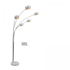 Moderni lattiavalaisin marmorialustalla