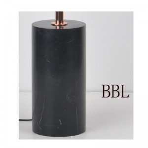 LED-pöytävalaisin marmorialustalla