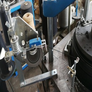 Uusi kuntosali, tilaustyönä tehty polvilumpion neulomakone