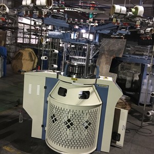 pieni halkaisijaltaan rungon kokoinen saumaton pyöreä neulekone