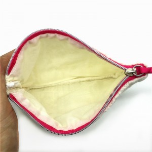 villainen kosmetiikkapussi