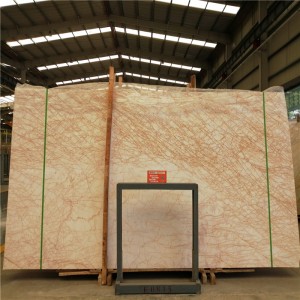 Kultainen hämähäkki marmorilaattoja