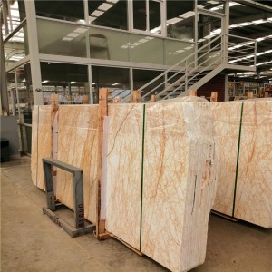 Kultainen hämähäkki marmorilaattoja