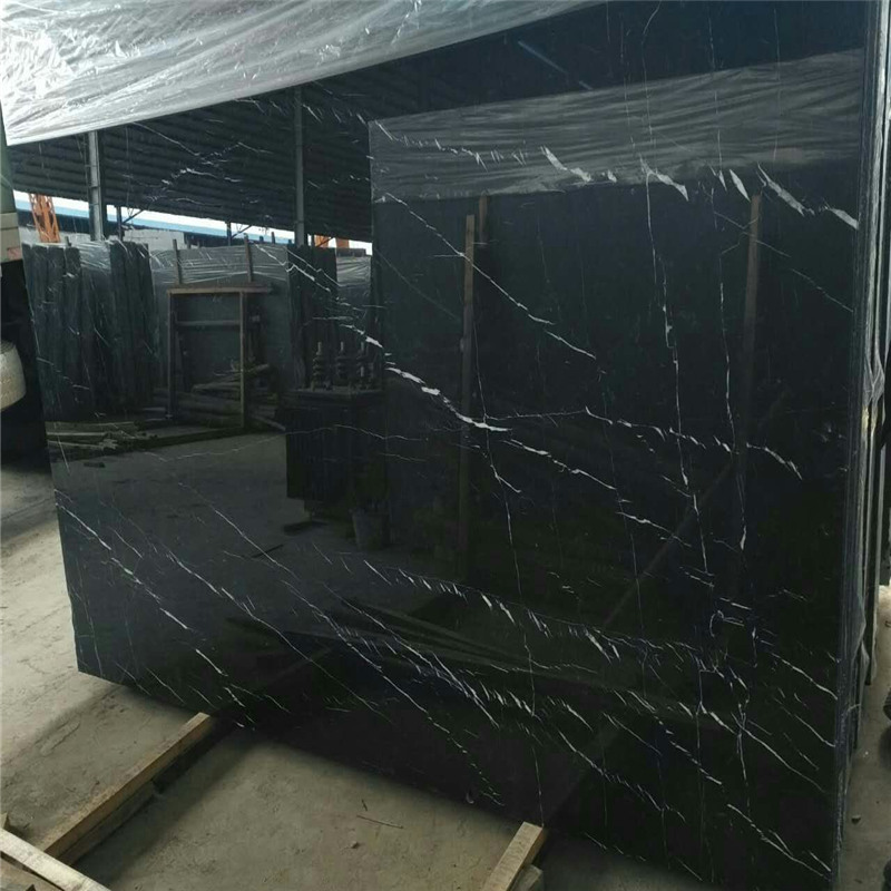 Nero Marquina -marmori valkoisella raidalla