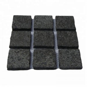 Musta luonnon basalttipäällysteinen kivi