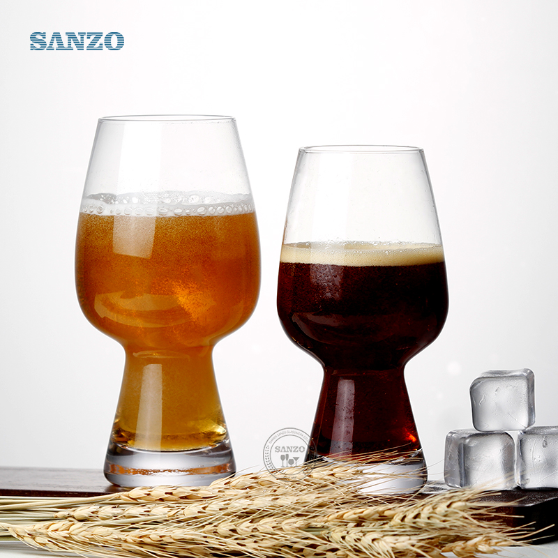 Sanzo mainonta olutlasi kahvalla räätälöityjen syövytettyjen logoolutöljyjen kanssa