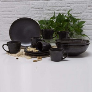 Keraaminen yksinkertainen illallinen