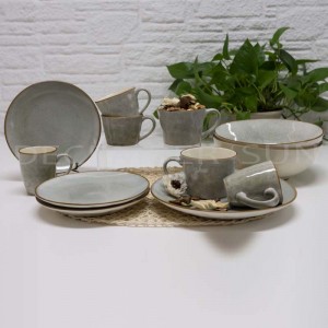 Keraaminen yksinkertainen illallinen