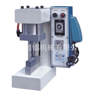 Kengänvalmistuslaite kuumapuristimelle vamppiliitokselle