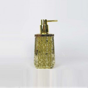 kirkas lasi kullanvärisillä kylpyhuonetuotteilla